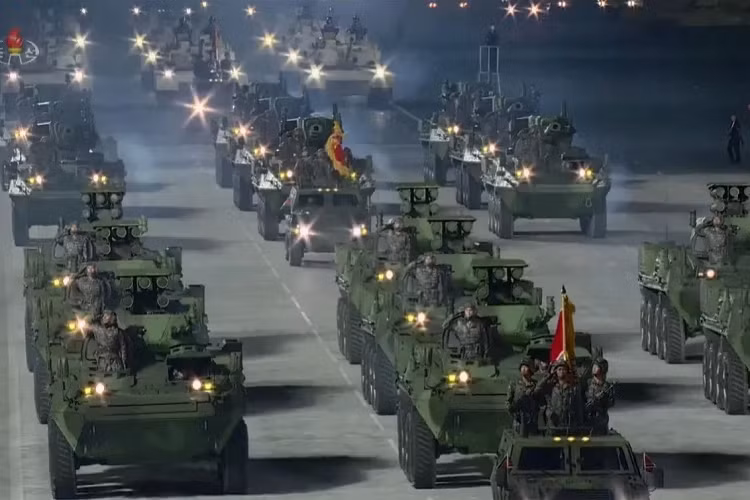 Trong đội hình xe bọc thép, cả các mẫu đã được trình diễn và thiết bị mới đều được trưng bày. Phương tiện mang tên lửa chống tăng dẫn đường và xe tăng bánh lốp dựa trên BTR-80 hiện đại hóa đã thu hút sự chú ý. 