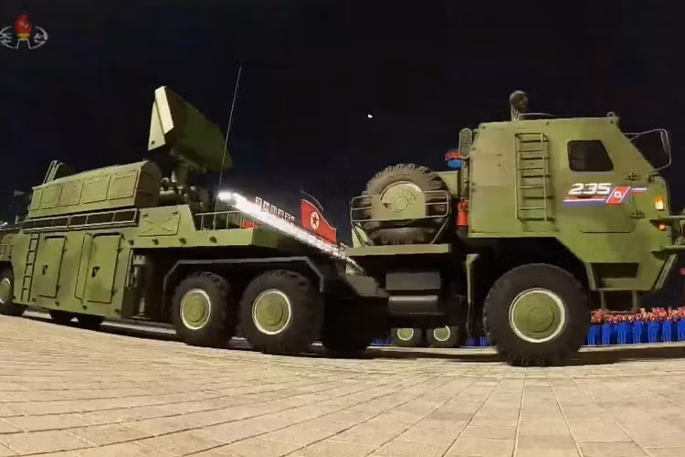 Trong khi đó khối kính ngắm trưởng xa, pháo thủ lại khá cồng kềnh và đặt lùi hẳn về phía sau, gần cửa ra vào. Việc đặt kính ngắm đa kênh bên phải tháp pháo gây ra tình trạng chắn tầm nhìn rất lớn của khối kính ngắm phía sau.