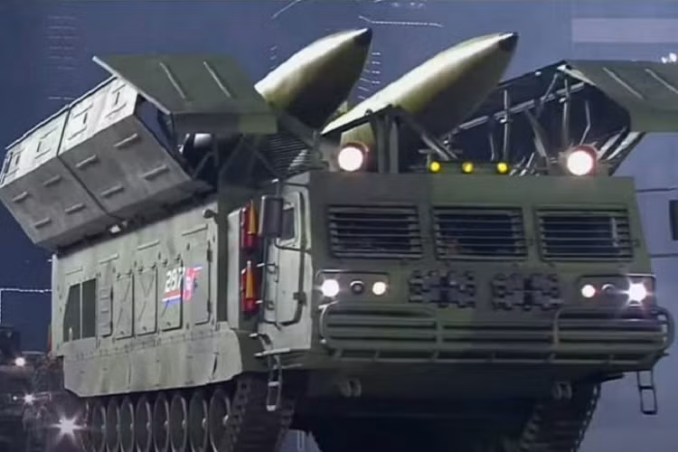 Theo các chuyên gia quân sự, sau khi nghiên cứu kỹ video về cuộc duyệt binh, họ cho rằng phần lớn trang thiết bị và vũ khí của quân đội Triều Tiên là nhái hoặc tương tự loại do Trung Quốc sản xuất không giấy phép. 