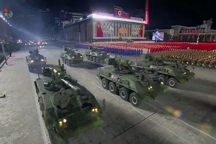 Theo ghi nhận của quân đội Hàn Quốc, những người theo sát lễ duyệt binh, trong sự kiện diễn ra ở Bình Nhưỡng, Triều Tiên đã trình diễn các mẫu tên lửa đạn đạo và pháo phản lực phóng loạt (MLRS) thế hệ mới. 