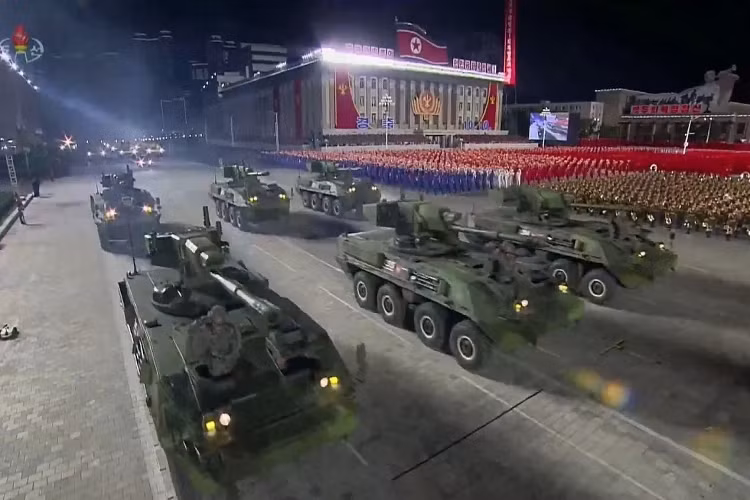 Theo ghi nhận của quân đội Hàn Quốc, những người theo sát lễ duyệt binh, trong sự kiện diễn ra ở Bình Nhưỡng, Triều Tiên đã trình diễn các mẫu tên lửa đạn đạo và pháo phản lực phóng loạt (MLRS) thế hệ mới. 