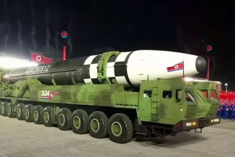 Sự chú ý đặc biệt được tập trung vào tên lửa đạn đạo xuyên lục địa (ICBM) mới nhất của Triều Tiên, vũ khí này không được sơn tên gọi trên thân. Về kích thước, nó lớn hơn so với phiên bản sửa đổi mới nhất được biết đến của ICBM Hwaseong-15 và có lẽ tầm bắn vượt quá 13.000 km. 