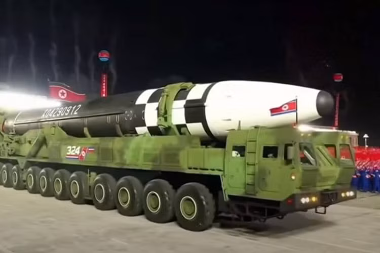 Sự chú ý đặc biệt được tập trung vào tên lửa đạn đạo xuyên lục địa (ICBM) mới nhất của Triều Tiên, vũ khí này không được sơn tên gọi trên thân. Về kích thước, nó lớn hơn so với phiên bản sửa đổi mới nhất được biết đến của ICBM Hwaseong-15 và có lẽ tầm bắn vượt quá 13.000 km. 