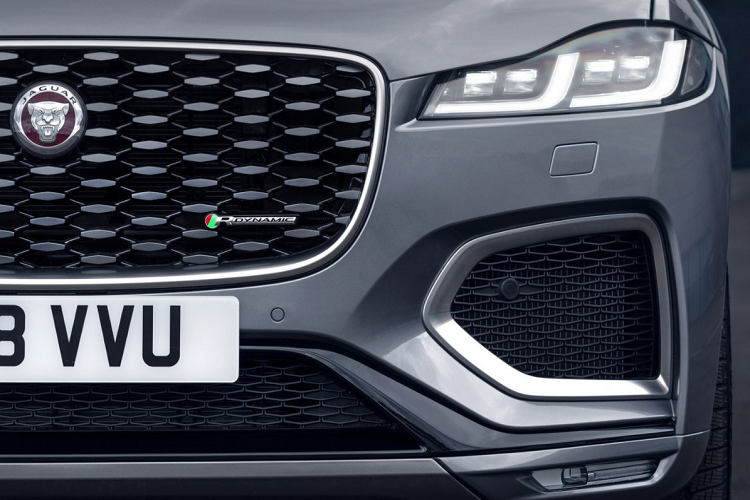 Đáng chú ý trong ngoại thất của Jaguar F-Pace 2021 là cụm đèn hậu mới với đồ họa kép tinh tế và hiện đại hơn. Theo nhiều ý kiến, phần đuôi xe có hơi hướng khiến chúng gợi nhớ đến thiết kế của những chiếc Range Rover.