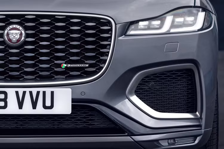 Đáng chú ý trong ngoại thất của Jaguar F-Pace 2021 là cụm đèn hậu mới với đồ họa kép tinh tế và hiện đại hơn. Theo nhiều ý kiến, phần đuôi xe có hơi hướng khiến chúng gợi nhớ đến thiết kế của những chiếc Range Rover.