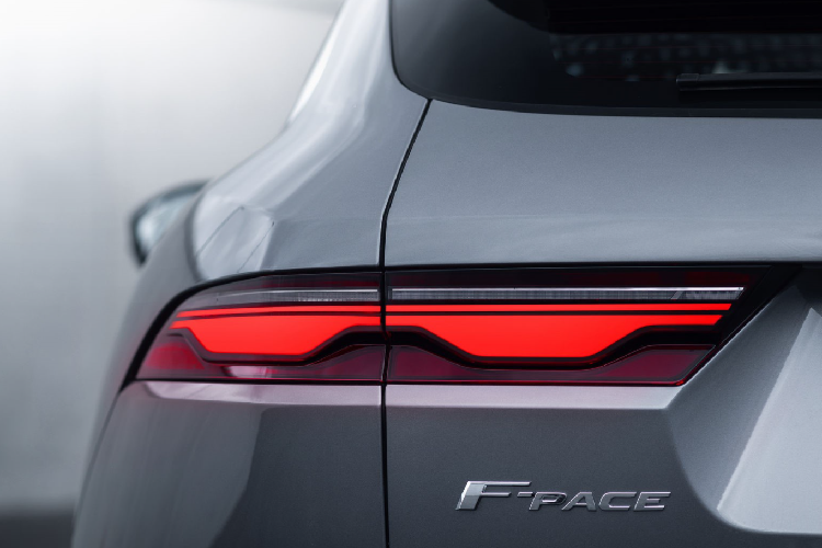 Cabin của Jaguar F-Pace 2021 được nâng cấp toàn diện. Khu vực điều khiển trung tâm có màn hình cảm ứng 11,4 inch thay cho cụm màn hình cỡ nhỏ và các nút bấm vật lý kiểu cũ. Cụm điều chỉnh điều hòa mới được chia sẻ thiết kế từ các mẫu xe Range Rover với 2 cụm nút xoay và bên trong có màn hình hiển thị nhiệt độ, mức gió. Cần số chuyển từ dạng núm xoay sang loại cần số điện nhỏ gọn.