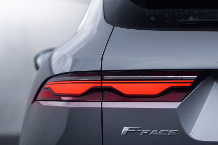 Cabin của Jaguar F-Pace 2021 được nâng cấp toàn diện. Khu vực điều khiển trung tâm có màn hình cảm ứng 11,4 inch thay cho cụm màn hình cỡ nhỏ và các nút bấm vật lý kiểu cũ. Cụm điều chỉnh điều hòa mới được chia sẻ thiết kế từ các mẫu xe Range Rover với 2 cụm nút xoay và bên trong có màn hình hiển thị nhiệt độ, mức gió. Cần số chuyển từ dạng núm xoay sang loại cần số điện nhỏ gọn.