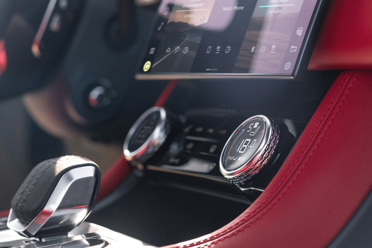 Tại Mỹ, Jaguar cung cấp cho khách hàng 3 tùy chọn động cơ xăng đối với F-Pace 2021. Phiên bản P250 và S250 sử dụng động cơ tăng áp I4 2.0L có công suất 246 mã lực. Mạnh hơn là model P350 sử dụng cấu hình lai nhẹ (mild-hybrid - MHEV), động cơ tăng nạp I6 3.0L kết hợp cùng một động cơ điện sản sinh tổng công suất 335 mã lực.