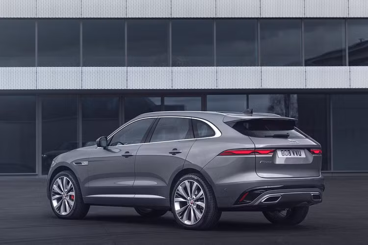 Nắp ca-pô của xe có thêm những đường gân dập nổi rõ ràng hơn, các lỗ thông gió bên chắn bùn được sửa đổi. Phần sau xe cũng được bổ sung thêm tấm chắn bùn và cản sau mới với chụp ống xả cỡ lớn đặt đối xứng 2 bên. 