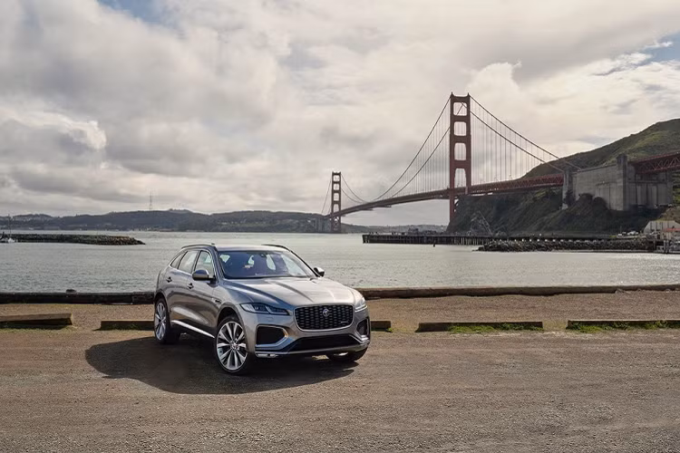  Jaguar F-Pace 2021 mới vừa được hãng xe thể thao nước Anh giới thiệu. Dù chỉ là đợt nâng cấp facelift của thế hệ F-Pace đầu tiên, chiếc SUV có một loạt sự thay đổi về ngoại hình, bổ sung trang bị tiện nghi và thêm tùy chọn cấu hình vận hành. Jaguar F-Pace là đối thủ cạnh tranh ở phân khúc SUV thể thao với Porsche Cayenne và Maserati Levante.