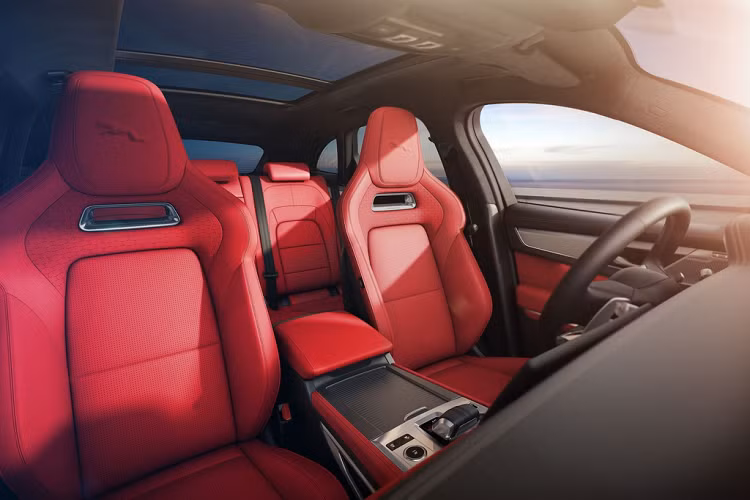 Những tiện nghi đáng chú ý trên Jaguar F-Pace 2021 gồm có bảng đồng hồ tốc độ 12,3 inch, hệ thống thông tin giải trí Pivi Pro mới nhất của Jaguar Land Rover, hỗ trợ kết nối Apple CarPlay/Android Auto, hệ thống loa Meridian, cửa sổ trời toàn cảnh, sưởi vô-lăng... Bên cạnh đó, chiếc SUV đầu bảng của Jaguar được trang bị chức năng triệt tiêu tiếng ồn chủ động giúp cabin yên tĩnh hơn.