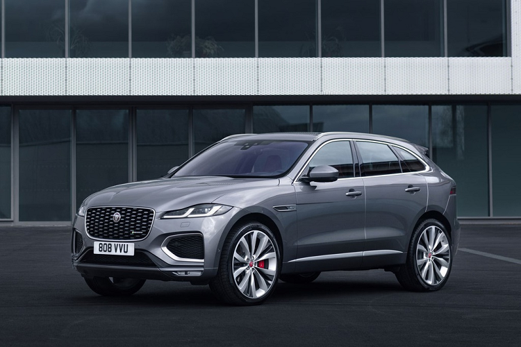 Jaguar F-Pace thế hệ mới được tinh chỉnh để thiết kế mạnh mẽ, hầm hố hơn ở phần đầu xe với hệ thống đèn pha LED hoàn toàn mới đi kèm đèn chạy ban ngày 'Double J Blade'. Lưới tản nhiệt mở rộng sang 2 bên với đồ hoạ mới, 2 khe hút gió nhỏ bên cạnh cũng nhận được thiết kế mới lớn hơn tạo vẻ ngoài mạnh mẽ hơn cho F-Pace phiên bản R-Dynamic.