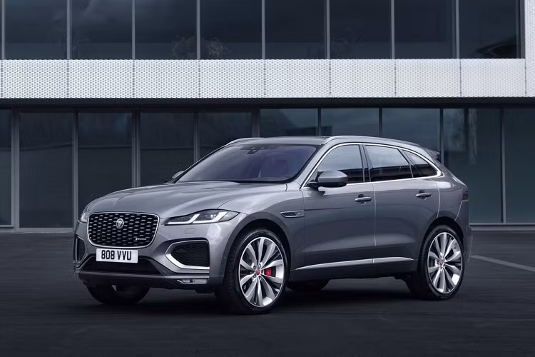 Jaguar F-Pace thế hệ mới được tinh chỉnh để thiết kế mạnh mẽ, hầm hố hơn ở phần đầu xe với hệ thống đèn pha LED hoàn toàn mới đi kèm đèn chạy ban ngày 'Double J Blade'. Lưới tản nhiệt mở rộng sang 2 bên với đồ hoạ mới, 2 khe hút gió nhỏ bên cạnh cũng nhận được thiết kế mới lớn hơn tạo vẻ ngoài mạnh mẽ hơn cho F-Pace phiên bản R-Dynamic.