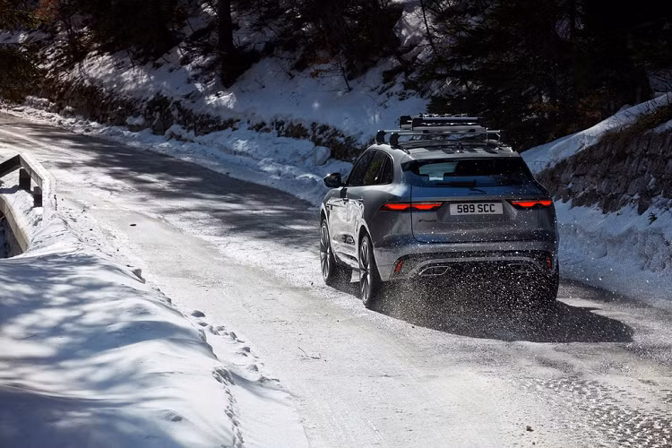 Tại châu Âu, Jaguar F-Pace 2021 có phiên bản PHEV (plug-in hybrid) tên P400e, động cơ xăng tăng áp 2.0L và động cơ điện tạo ra tổng công suất 398 mã lực. Ngoài ra, xe có thêm các tùy chọn động cơ diesel tăng áp I6 3.0L và tích hợp MHEV. Hộp số cũng là loại tự động 8 cấp và dẫn động AWD tương tự thị trường Mỹ.