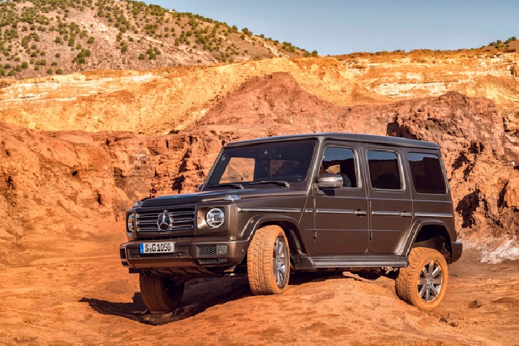 Bộ mâm hợp kim nhẹ 20 inch 5 chấu kép mới chỉ dành cho bản AMG Line. Ngoại thất thêm 3 màu mới, gồm xám, xanh lá cây và xanh da trời lấy cảm hứng từ màu sơn G-Class cổ điển. Khoang lái kỹ thuật số giờ đây trở thành trang bị tiêu chuẩn trên các bản Mercedes G-Class 2021. Là một phần của gói Leather Packages trước đây, gương chiếu hậu không viền trong xe cũng thành trang bị tiêu chuẩn cùng thảm trải sàn màu đen.