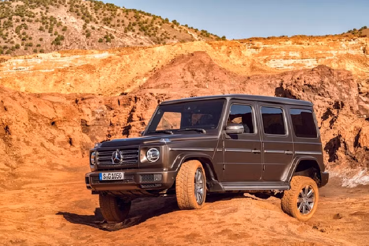 Bộ mâm hợp kim nhẹ 20 inch 5 chấu kép mới chỉ dành cho bản AMG Line. Ngoại thất thêm 3 màu mới, gồm xám, xanh lá cây và xanh da trời lấy cảm hứng từ màu sơn G-Class cổ điển. Khoang lái kỹ thuật số giờ đây trở thành trang bị tiêu chuẩn trên các bản Mercedes G-Class 2021. Là một phần của gói Leather Packages trước đây, gương chiếu hậu không viền trong xe cũng thành trang bị tiêu chuẩn cùng thảm trải sàn màu đen.