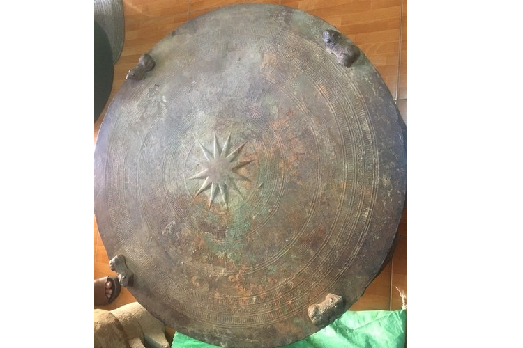 Đánh cá trên sông Cổ Chiên, ngư dân Vĩnh Long vớt được trống đồng cổ Danh ca tren song Co Chien, ngu dan Vinh Long vot duoc trong dong co