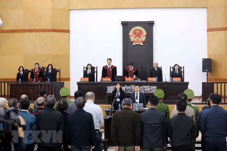 Quá trình điều tra, 20/21 bị cáo thừa nhận sai phạm. Riêng Phan Văn Anh Vũ không thừa nhận hành vi phạm tội. Ảnh: TTXVN. 
