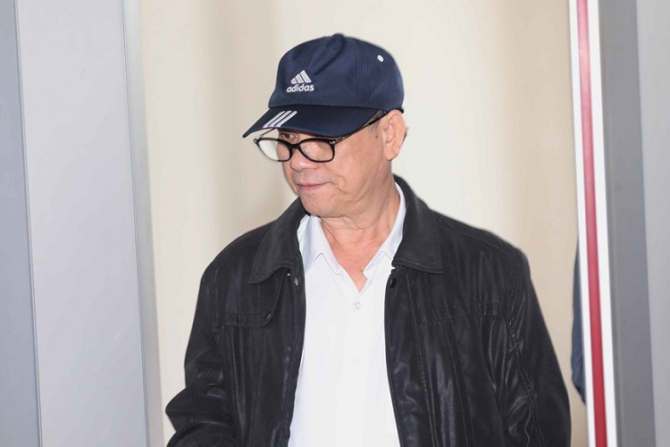 Theo tổng hợp của thư ký tòa, sáng nay chỉ có bị cáo Phan Ngọc Thạch (cựu Giám đốc Công ty CP Du lịch Đà Nẵng) vắng mặt. Cựu Chủ tịch UBND Đà Nẵng Trần Văn Minh đội mũ, cầm theo giấy triệu tập của tòa. Ảnh: TTXVN. 