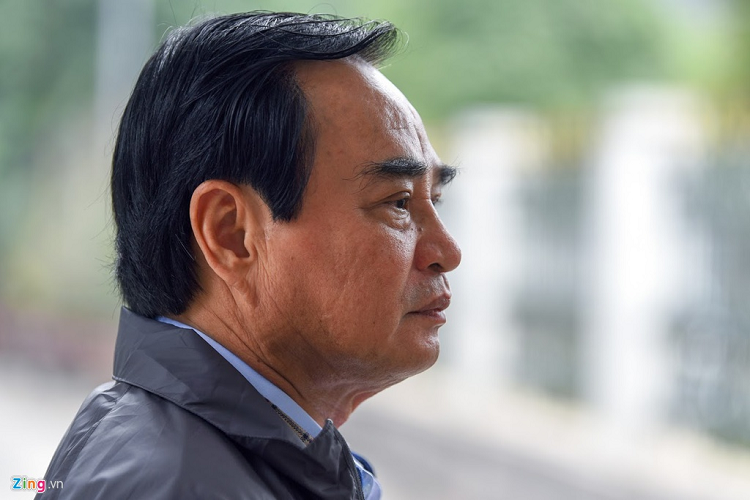 Hai cựu Chủ tịch UBND Đà Nẵng là Văn Hữu Chiến (ảnh), Trần Văn Minh và 16 bị cáo khác được tại ngoại. Trong phần kiểm tra căn cước, luật sư của ông Chiến kiến nghị HĐXX mời ông Huỳnh Đức Thơ (Chủ tịch UBND TP Đà Nẵng) và triệu tập ông Hoàng Tuấn Anh (nguyên Chủ tịch UBND TP) đến tòa để làm rõ vai trò liên quan đến khu đất ở 16 Bạch Đằng. Sau khi hội ý, HĐXX cho biết quá trình xét xử nếu thấy cần thiết sẽ mời ông Thơ như đề nghị của luật sư. 