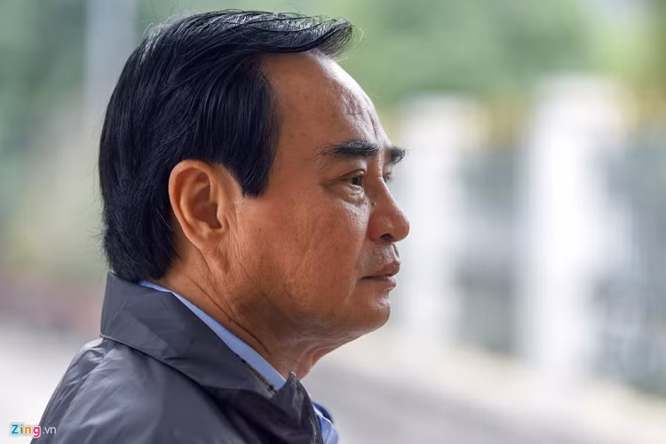 Hai cựu Chủ tịch UBND Đà Nẵng là Văn Hữu Chiến (ảnh), Trần Văn Minh và 16 bị cáo khác được tại ngoại. Trong phần kiểm tra căn cước, luật sư của ông Chiến kiến nghị HĐXX mời ông Huỳnh Đức Thơ (Chủ tịch UBND TP Đà Nẵng) và triệu tập ông Hoàng Tuấn Anh (nguyên Chủ tịch UBND TP) đến tòa để làm rõ vai trò liên quan đến khu đất ở 16 Bạch Đằng. Sau khi hội ý, HĐXX cho biết quá trình xét xử nếu thấy cần thiết sẽ mời ông Thơ như đề nghị của luật sư. 