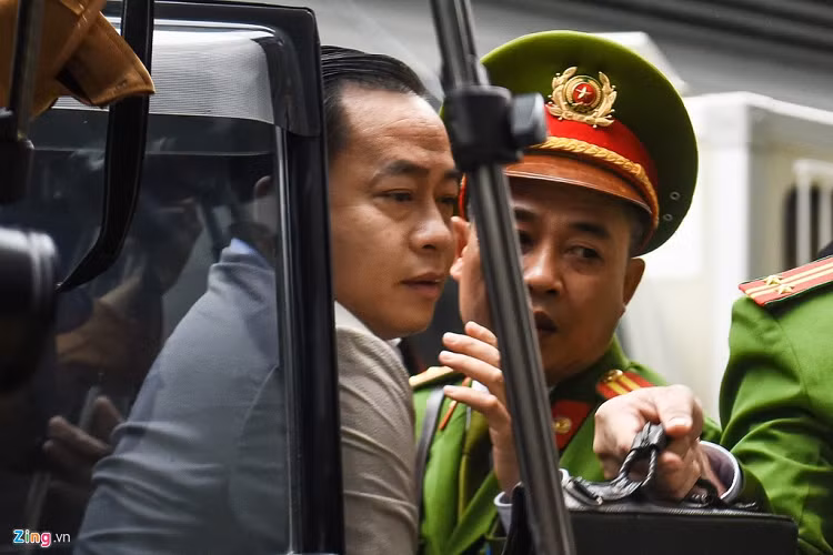 Sáng 2/1, TAND Hà Nội đưa Phan Văn Anh Vũ (tức Vũ "Nhôm", cựu Chủ tịch Công ty CP Xây dựng Bắc Nam 79) cùng 20 bị cáo liên quan vụ thâu tóm nhà, đất công sản và bất động sản ở Đà Nẵng ra xét xử sơ thẩm. Vụ án do Bộ Công an điều tra, còn VKSND Tối cao sau khi ra cáo trạng truy tố các bị cáo ra trước tòa đã phân công VKSND Hà Nội thực hành quyền công tố và kiểm sát xét xử sơ thẩm.