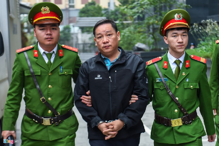 Phiên tòa dự kiến diễn ra từ 2/1 đến 15/1, kể cả thứ 7 và chủ nhật. Ảnh chụp cảnh lực lượng chức năng dẫn giải bị cáo Phan Minh Cương, Giám đốc Công ty I.V.C. 