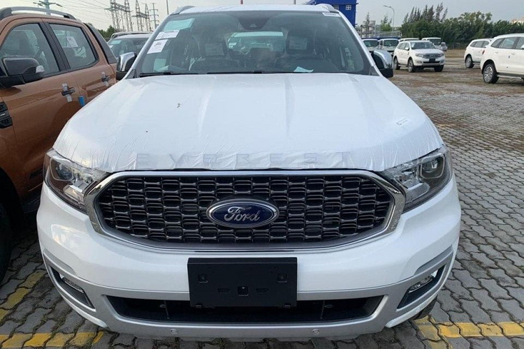 Ford Everest 2020 xuất hiện tại cảng Việt Nam với lưới tản nhiệt mới.