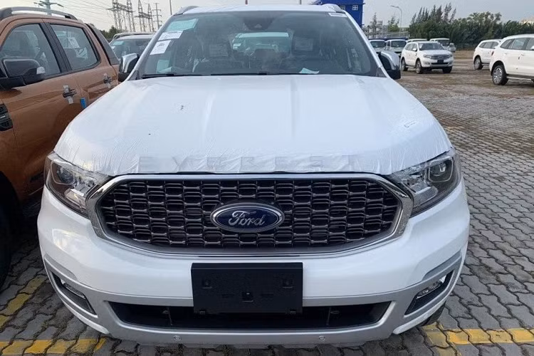 Ford Everest 2020 xuất hiện tại cảng Việt Nam với lưới tản nhiệt mới.