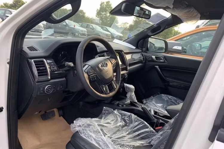 Có tin đồn Ford Everest 2020 sẽ bị cắt bỏ hệ thống chống ồn chủ động.