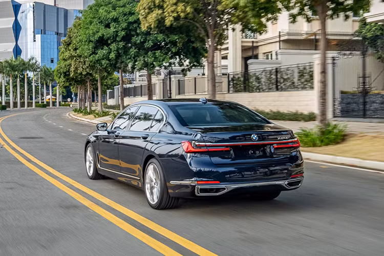 Dải đèn LED mỏng sắc sảo (chỉ 6 mm) căng ngang giữa 2 cụm đèn hậu, làm tăng thêm ấn tượng về chiều rộng và thiết kế sang trọng. Hoàn thiện ngoại hình là bộ mâm hợp kim thể thao M 19 inch và 5 chấu kép được sơn màu xám Orbit Grey trên bản 730Li M Sport. Phiên bản 730Li Pure Excellence trang bị mâm hợp kim đa chấu 19 inch, bản cao cấp nhất 740Li Pure Excellence sở hữu mâm hợp kim đa chấu lớn nhất 20 inch mạ chrome.