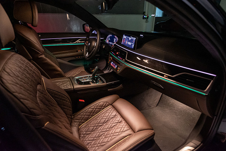 Ở hàng ghế trước là hệ thống tiêu chuẩn BMW Live Cockpit Professional, bao gồm bảng đồng hồ kỹ thuật số độ phân giải cao kích thước 12,3 inch phía sau tay lái và màn hình cảm ứng trung tâm 10,25 inch. Đi cùng là hệ thống điều khiển bằng giọng nói BMW Intelligent Voice Control, và chức năng ra lệnh bằng cử chỉ BMW Gesture Control.