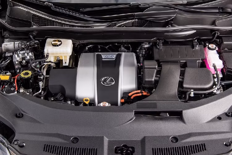 Trong khi đó, Lexus RX 450h Black Line đi kèm động cơ xăng V6 3.5L kết hợp với 3 motor điện sản sinh tổng công suất 308 mã lực. Cung cấp năng lượng cho 3 mô-tơ điện là khối pin nickel metal hydride. Xe có thể tăng tốc 0-100 km/h trong 7,9 giây, mức tiêu hao nhiên liệu khoảng 7,8 lít/100 km đường hỗn hợp.