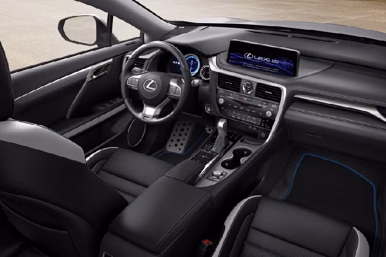 Ở bên trong, RX Black Line có ghế bọc da màu đen với các điểm nhấn màu trắng và khâu chỉ xanh. Mẫu xe này được trang bị thảm sàn viền xanh. Bao da bọc chìa khóa cũng được khâu chỉ màu xanh lam.