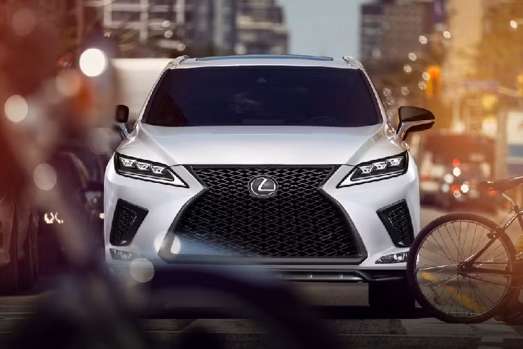 Tổng thể, Lexus RX 2021 mới không khác nhiều với đời facelift 2020. Đầu xe nổi bật với lưới tản nhiệt hình con suốt, đèn pha LED làm mảnh hơn trước và đèn sương mù đặt bên dưới hai hốc gió thể thao.