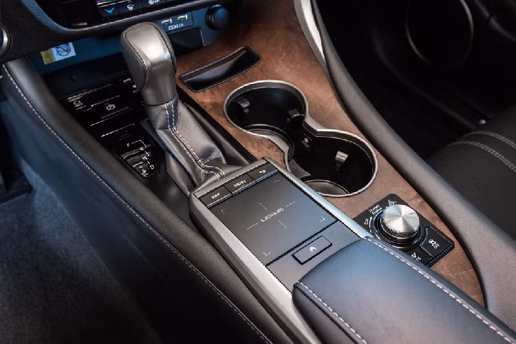 Các tính năng an toàn trên RX 2021 gồm hệ thống nhận diện biển báo, hỗ trợ giữ làn đường, phát hiện người đi xe đạp ban ngày, kiểm soát hành trình thích ứng bằng radar ở mọi dải tốc độ và hệ thống chống va chạm nâng cao.