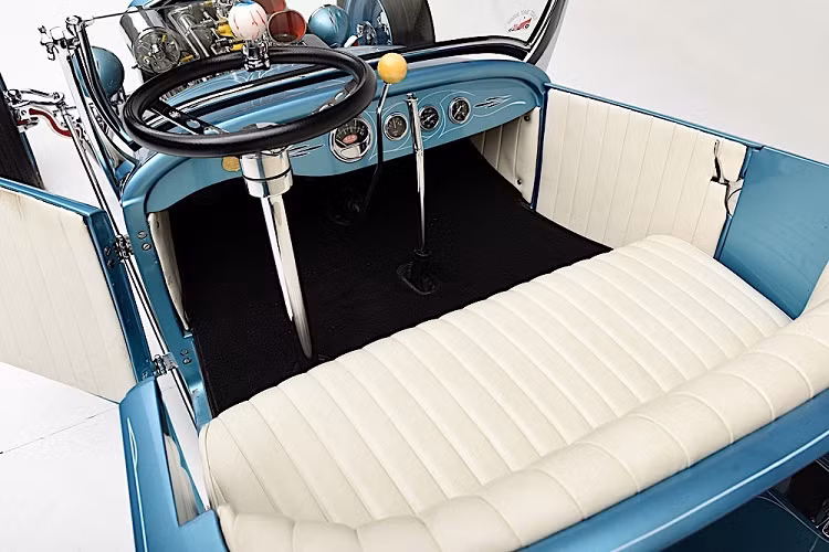 Được giới thiệu lần đầu tiên tại sự kiện Grand National Roadster Show 1999, chiếc Ford Model T Moonshiner 1926 giờ đây cũng đang được chào bán, và lần này là dưới bàn tay của nhà đấu giá Barrett-Jackson.