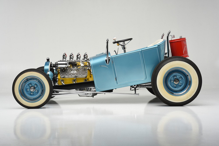 Quay trở lại thời đầu thập niên 1960, một người độ xe hot rod mang tên Mickey Himsl đã tự tay chế tạo một chiếc xe dựa trên Ford mà anh ấy gọi là Moonshiner.