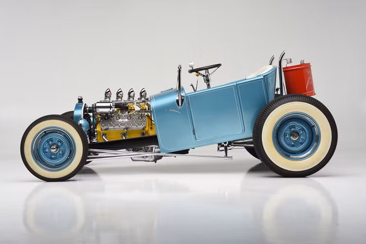 Quay trở lại thời đầu thập niên 1960, một người độ xe hot rod mang tên Mickey Himsl đã tự tay chế tạo một chiếc xe dựa trên Ford mà anh ấy gọi là Moonshiner.