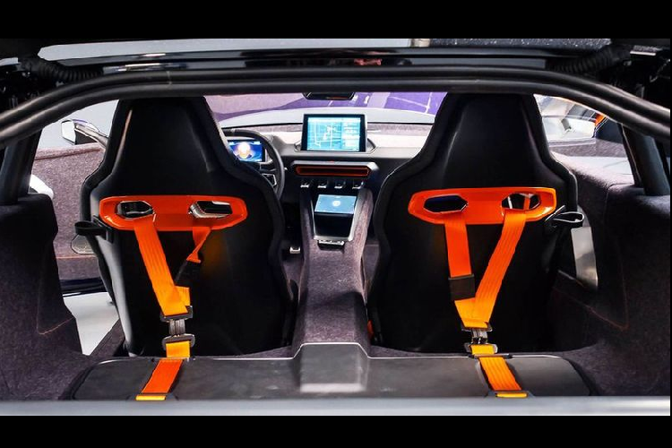 Trái tim của RG Nathalie là hệ thống năng lượng 2Way phi truyền thống. Lực đẩy tạo ra từ 4 môtơ điện, gắn cho 4 bánh xe.