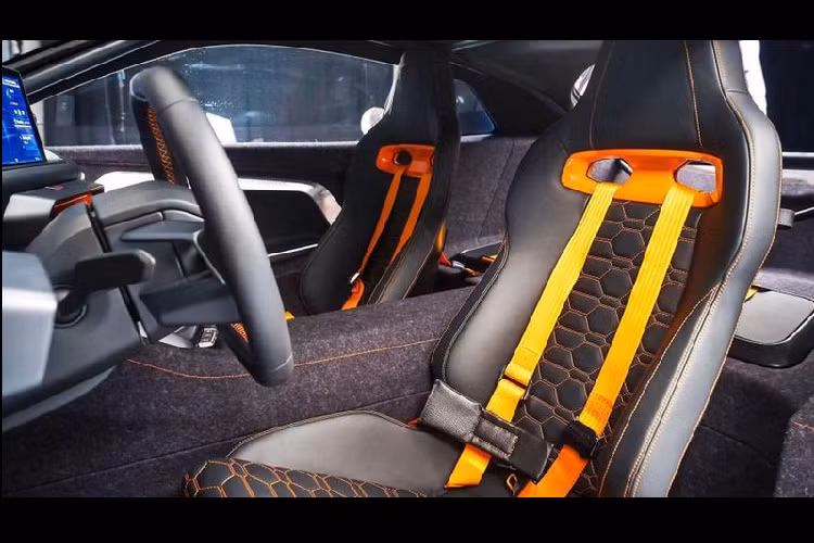 Cung cấp năng lượng cho môtô điện là khối pin lớn đặt dưới sàn xe. Quá trình sạc được thực hiện qua hệ thống hybrid dưới nắp capô sử dụng pin nhiên liệu methanol. Nhờ phản ứng hóa học của cell nhiên liệu, khối pin lớn được sạc CO2 và một phần không đáng kể Nox (nitrogen oxide).