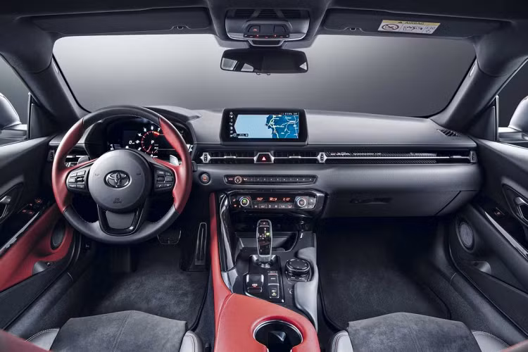 Bên cạnh những trang bị tiêu chuẩn nói trên, khách hàng tại Châu Âu cũng có thể tùy chọn những gói trang bị khác như gói Connect với hệ thống dẫn đường được tích hợp với chức năng hoạt động hòa mạng, gói Sport với vi-sai chủ động, hệ thống treo chủ động và phanh mới.