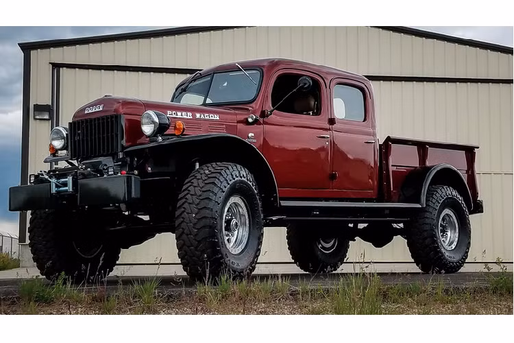 Chiếc xe Dodge Power Wagon cũ này là một mẫu bán tải cổ điển đã giúp xây dựng nên nước Mỹ và đã phục vụ trong Thế Chiến II. Nói một cách khác, nó là một mẫu xe nhận được sự kính trọng và yêu mến của cả một thế hệ người tiêu dùng. Vì vậy, chiếc Dodge Power Wagon 1949 phục chế kiêm độ này là một sản phẩm vô cùng ấn tượng.
