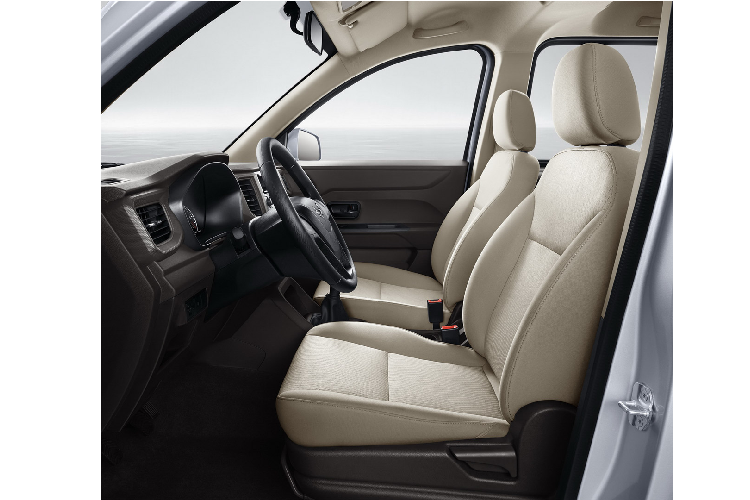 Tương tự như những mẫu xe Trung Quốc khác, sức hấp dẫn của Hong Guang V 1.2L mới đến từ mức giá khởi điểm cực kỳ khiêm tốn. Cụ thể, ở phiên bản tiêu chuẩn, xe có giá khoảng 6.135 USD (khoảng 143 triệu đồng) và phiên bản cao cấp nhất chỉ có giá bán khoảng 6.707 USD (tương đương 156 triệu đồng).