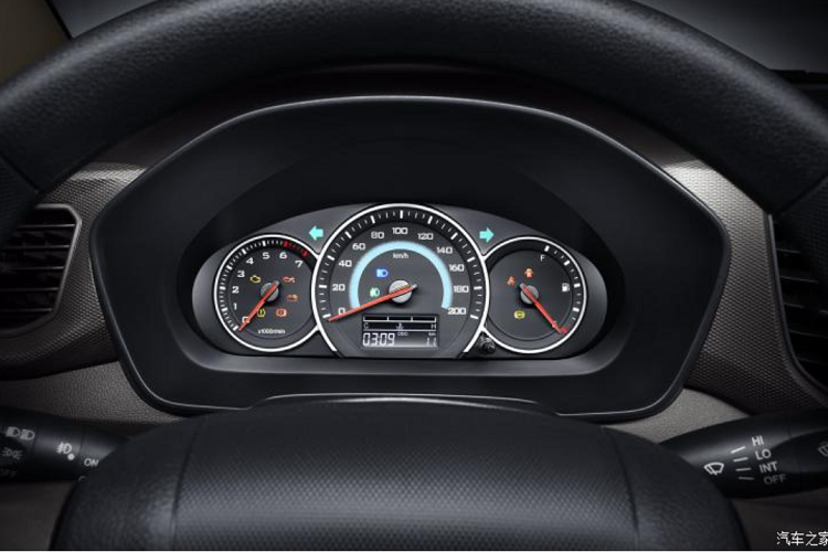 Ngoài ra, xe được trang bị hệ thống treo sau bằng nhíp lá 5 lớp, hệ thống chống bó cứng phanh (ABS), EBD (phân phối lực phanh điện tử) và tay lái trợ lực điện.