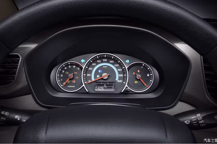 Ngoài ra, xe được trang bị hệ thống treo sau bằng nhíp lá 5 lớp, hệ thống chống bó cứng phanh (ABS), EBD (phân phối lực phanh điện tử) và tay lái trợ lực điện.