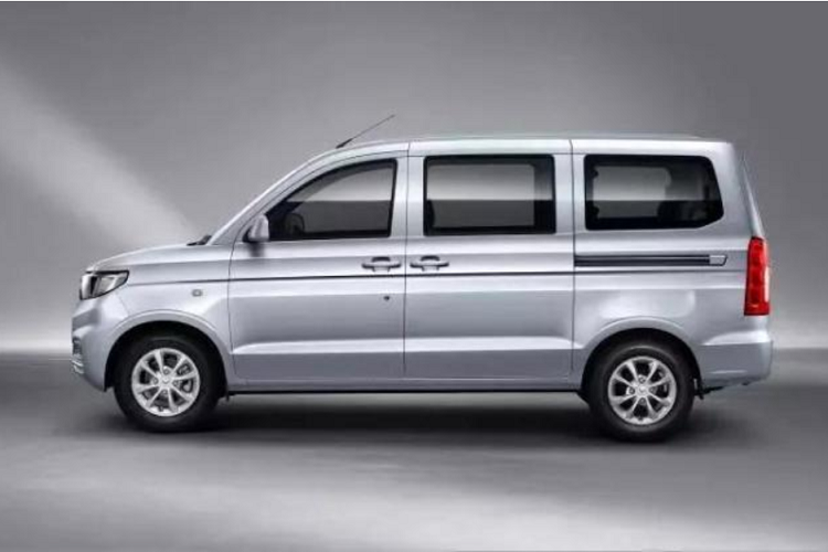 Về động cơ, chính tên xe đã thể hiện rõ điều đó. Trong khi được đặt tên là V 1.2L (lần đầu nhìn không kỹ sẽ tưởng V12), xe chỉ trang bị động cơ 1.2L hút khí tự nhiên kết hợp với hộp số tay 5 cấp. Tuy hãng xe Trung Quốc tuyên bố rằng động cơ này đủ mạnh, nhưng có lẽ sẽ hơi khó tin bởi lẽ công suất sinh ra chỉ có...75 mã lực và momen xoắn cực đại 110Nm. Nhất là khi đây là một dòng xe MPV/Minivan, kiểu xe thực dụng thường dùng chuyên chở số lượng người lớn và khối lượng hành lý nặng thì khả năng vận hành của xe thật sự đáng quan ngại.