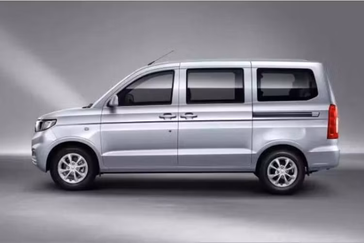 Về động cơ, chính tên xe đã thể hiện rõ điều đó. Trong khi được đặt tên là V 1.2L (lần đầu nhìn không kỹ sẽ tưởng V12), xe chỉ trang bị động cơ 1.2L hút khí tự nhiên kết hợp với hộp số tay 5 cấp. Tuy hãng xe Trung Quốc tuyên bố rằng động cơ này đủ mạnh, nhưng có lẽ sẽ hơi khó tin bởi lẽ công suất sinh ra chỉ có...75 mã lực và momen xoắn cực đại 110Nm. Nhất là khi đây là một dòng xe MPV/Minivan, kiểu xe thực dụng thường dùng chuyên chở số lượng người lớn và khối lượng hành lý nặng thì khả năng vận hành của xe thật sự đáng quan ngại.