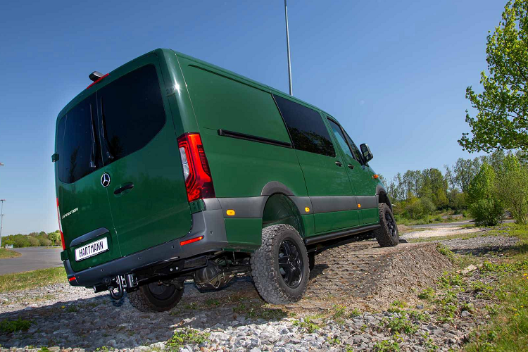 Toàn bộ gói nâng cấp trên hiện đang được Vansport bán với giá €7,780 (hơn 197 triệu đồng). Ngoài ra khách hàng còn có thể tùy chọn thêm trang bị tấm bảo vệ bệ bước chân họa tiết kim cương cho cửa sau và cửa 2 bên.