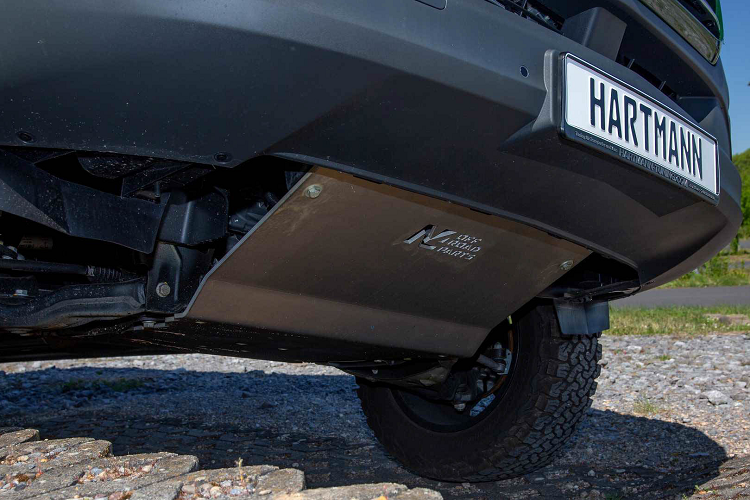 Để che chắn bên ngoài xe, Vansport trang bị thêm những tấm ốp màu đen nhám để bảo vệ cản trước và 2 bên hông xe cùng với tấm chắn bảo vệ vòm bánh xe. Hoàn thiện dàn chân của Vansport Sprinter là bộ mâm 18 inch được bọc trong bộ lốp địa hình.